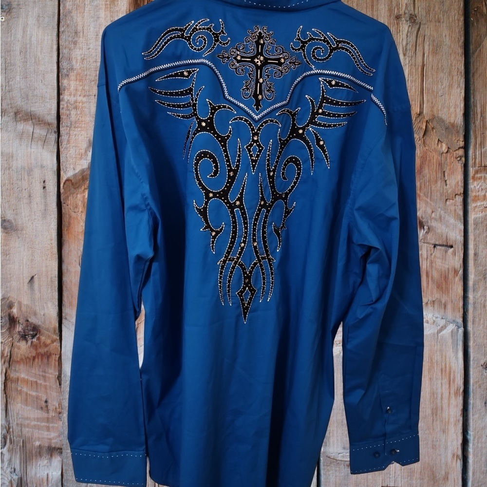 Elegant Blue Embroidered Men's Shirt - Picture 3 of 5